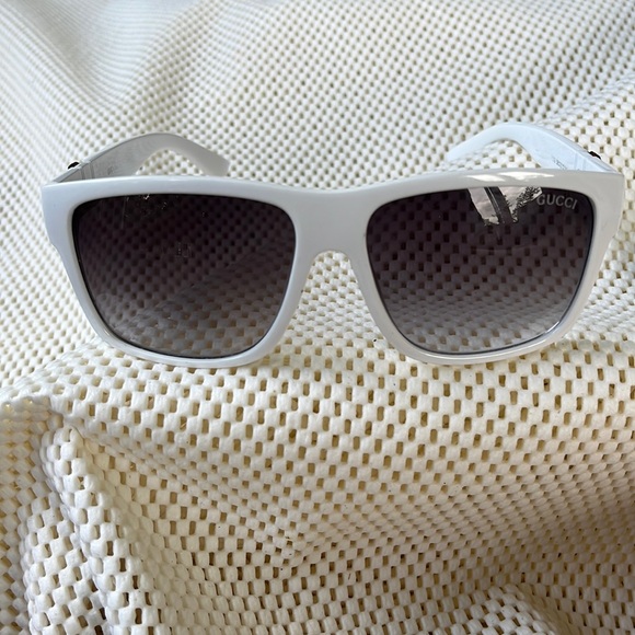 Gucci Shades. Classic style sunglasses - Picture 2 of 6